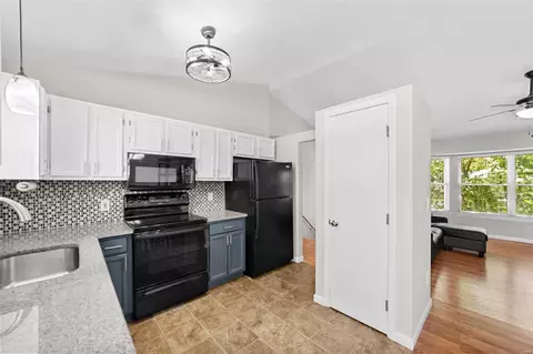 Kitchen - 142 Lamplighter Way, O'fallon, MO 63368 photo 2 of 2