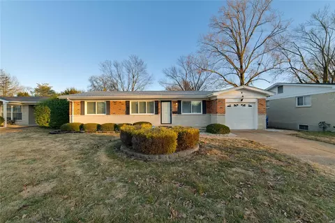 9 Longhenrich Dr, Florissant, MO 63031
