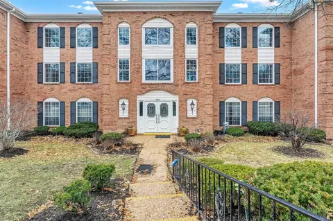 964 Claytonbrook Dr #1E, Ballwin, MO 63011