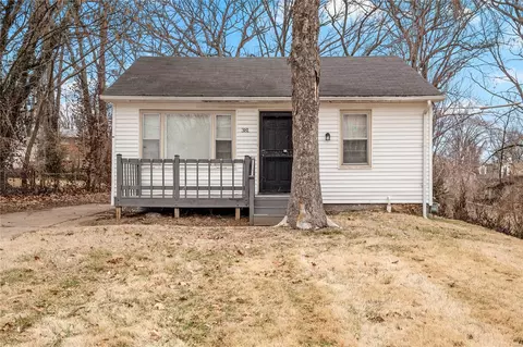 381 Bluff Dr, Saint Louis, MO 63137
