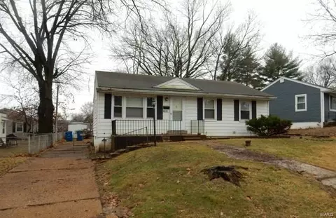 8570 Debbie Ct, Saint Louis, MO 63114