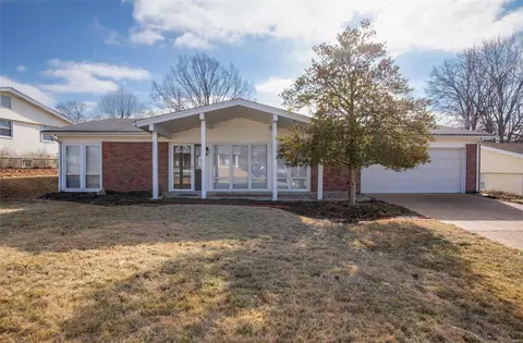 4810 Holmeswood Ct, Saint Louis, MO 63128