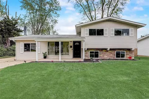 2 Floweridge Ln, Florissant, MO 63031