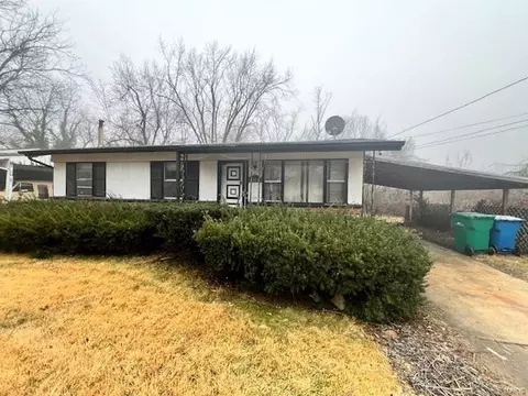 1916 Crown Point Dr, Saint Louis, MO 63136