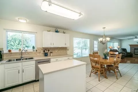 1449 Sunburst Dr, O'fallon, MO 63366 photo 2