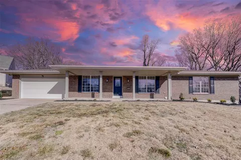 25 Shawnee Dr, Saint Charles, MO 63301