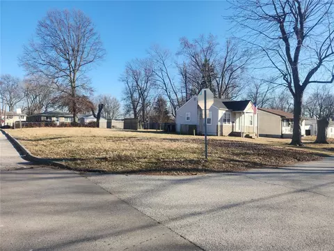 3252 Suncrest Ave, Breckenridge Hills, MO 63114