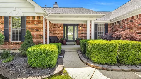 16000 Canterbury Estates Dr, Ellisville, MO 63021 photo 2