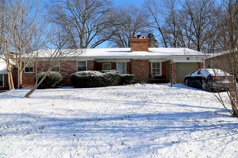 836 Barkley Sq, University City, MO 63130