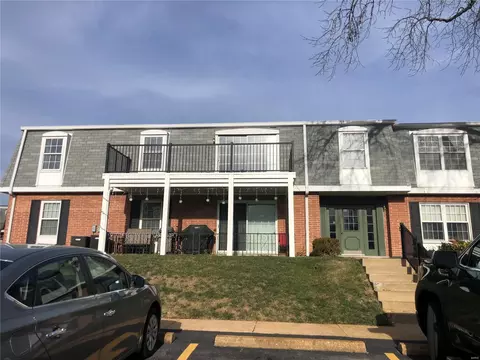 1725 Herault Pl #E, Saint Louis, MO 63125