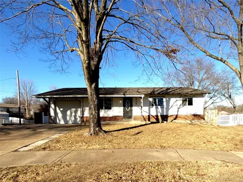 425 Rockview Dr, Saint Louis, MO 63129
