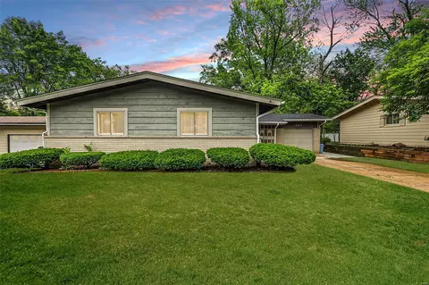 390 Waterford Dr, Florissant, MO 63033