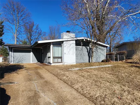 2445 Cherry Ln, Florissant, MO 63033