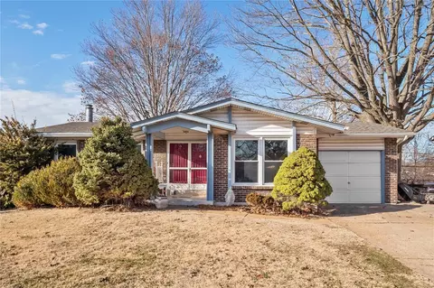 1446 El Camino Dr, Florissant, MO 63031