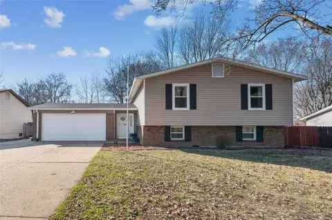35 W Douglas Dr, Saint Peters, MO 63376