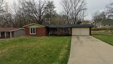490 Trailwood Dr, Ballwin, MO 63011