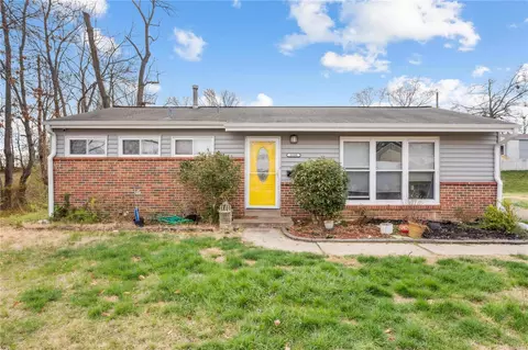 8800 Cochise Dr, Saint Louis, MO 63132