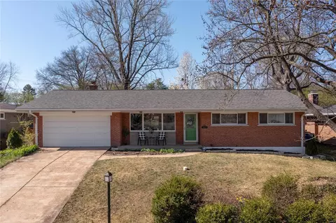 8843 Hemingway Dr, Saint Louis, MO 63126