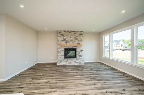 Living - 617 Strathclyde Dr, O'fallon, MO 63368 photo 3 of 6