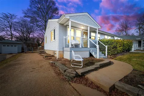 1037 Barry Ct, Saint Louis, MO 63122