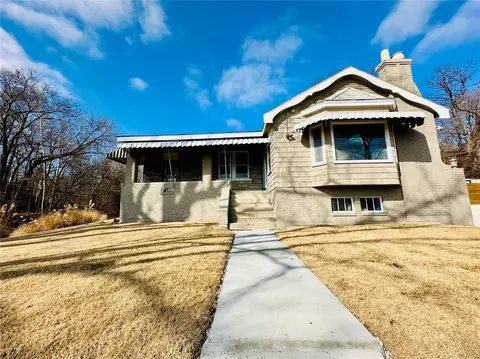 10001 Riverview Dr, Saint Louis, MO 63137