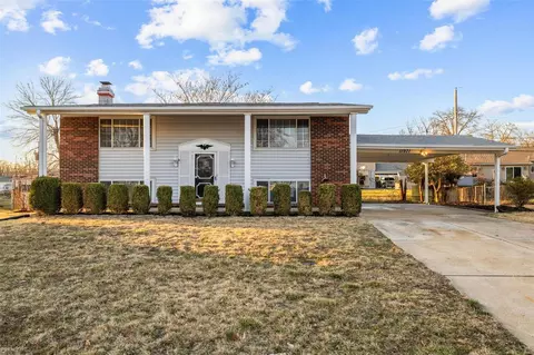 11971 Kentwood Dr, Maryland Heights, MO 63043