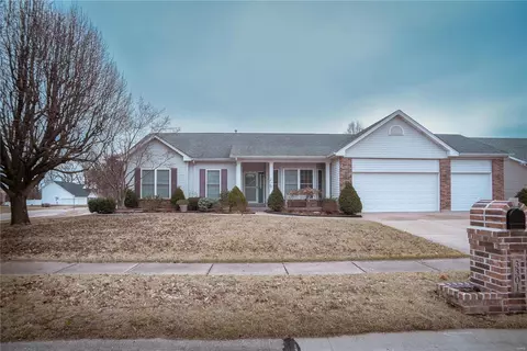 3301 Carriage Xing, Saint Charles, MO 63301