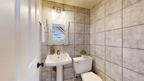 Bath - 331 Elmcrest Dr, Ballwin, MO 63011 photo 2 of 6