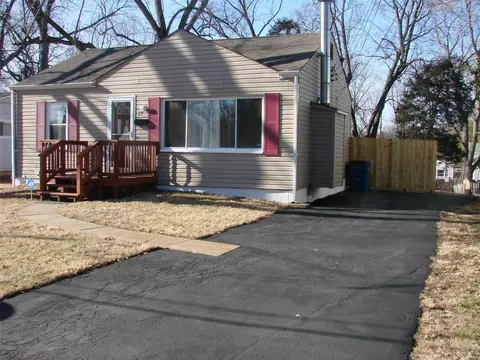 27 White Dr, Saint Louis, MO 63135