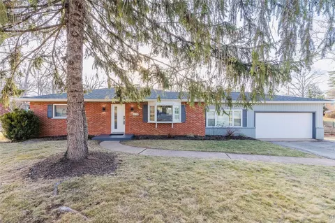 805 Mary Meadows Ln, Saint Louis, MO 63141