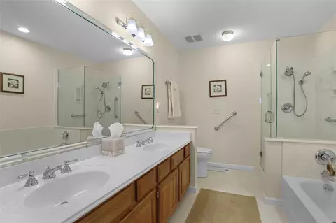 Bath - 147 Baxter Heights Ct, Manchester, MO 63011 photo 2 of 5