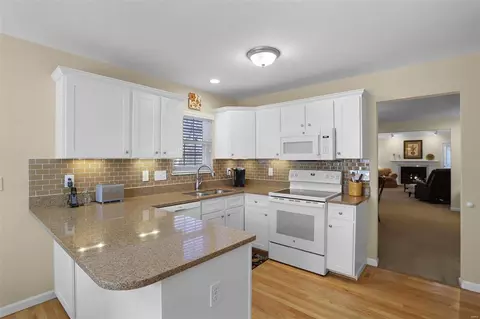 Kitchen - 147 Baxter Heights Ct, Manchester, MO 63011 photo 3 of 5