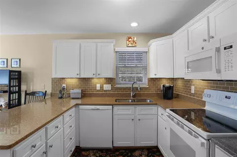 Kitchen - 147 Baxter Heights Ct, Manchester, MO 63011 photo 2 of 5