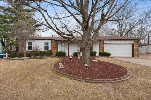 1332 S Wheaton Dr, Saint Charles, MO 63301