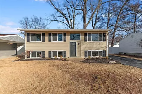 11959 Brookmont Dr, Maryland Heights, MO 63043