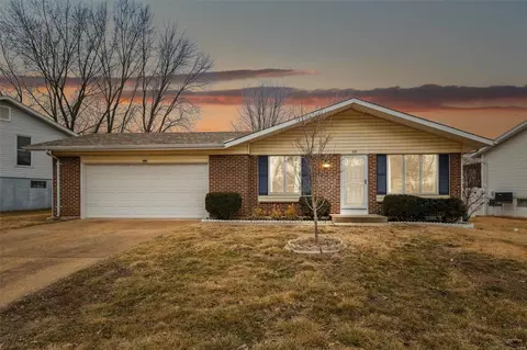 26 Debbie Dr, Saint Peters, MO 63376
