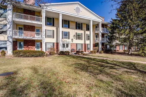 1525 Hampton Hall Dr #7, Chesterfield, MO 63017