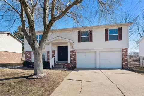2526 Millvalley Dr, Florissant, MO 63031