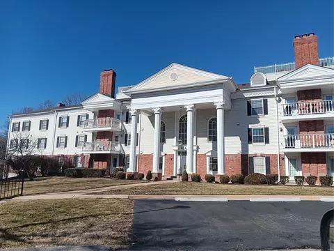 2323 Manor Grove Dr #8, Chesterfield, MO 63017