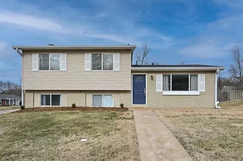 52 Forest Knoll Dr, Fenton, MO 63026