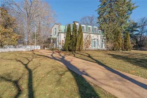 9559 Litzsinger Rd, Ladue, MO 63124