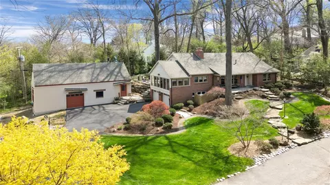 4 Whitfield Ln, Ladue, MO 63124