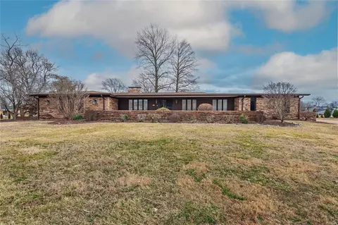 8 Daybreak Ests, Saint Louis, MO 63128