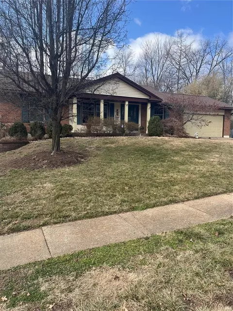 913 Penny Ln, Ballwin, MO 63011