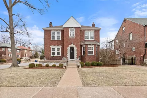 458 W Point Ct, Saint Louis, MO 63130