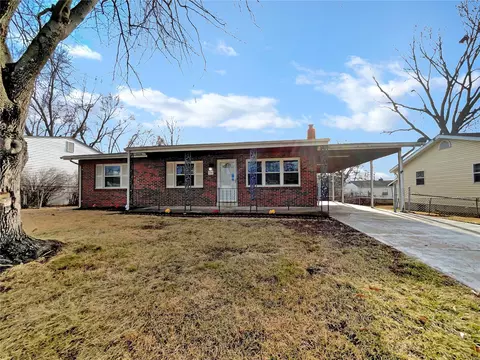 10 Saint Luke Dr, Saint Peters, MO 63376