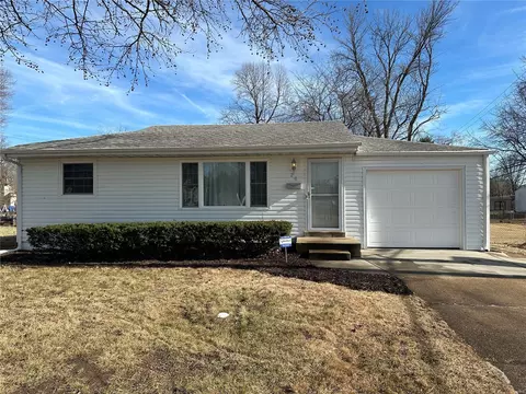 20 Canisius Ln, Florissant, MO 63031