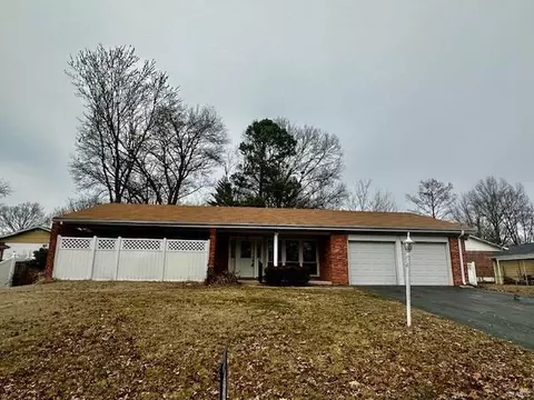 2545 Baltusrol Dr, Saint Louis, MO 63129