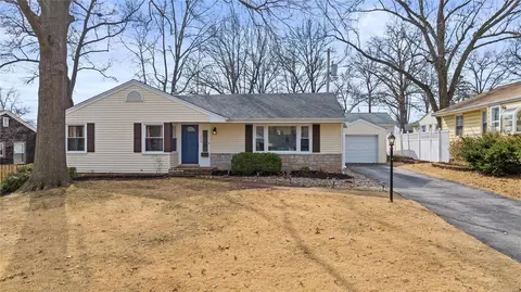 224 Huntleigh Dr, Kirkwood, MO 63122