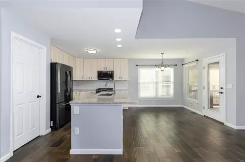 Kitchen - 423 Dames Park Dr, O'fallon, MO 63366 photo 4 of 6